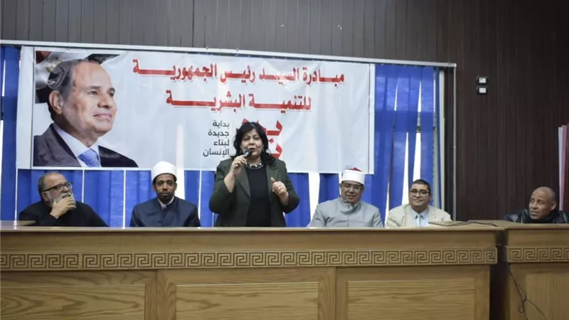محافظ المنيا يطلق «أسرة مستقرة» لبناء وعي الشباب بكل المراكز