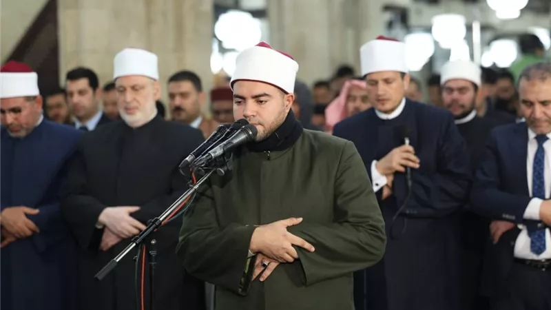 أئمة الجامع الأزهر يؤدون صلاة التراويح في الليلة الثامنة والعشرين من رمضان