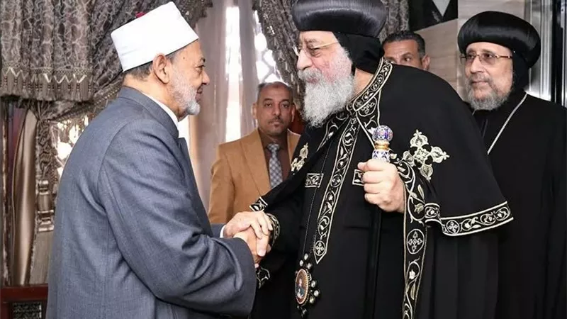 شيخ الأزهر يتلقى اتصالًا هاتفيًا من البابا تواضروس للتهنئة بعيد الفطر المبارك