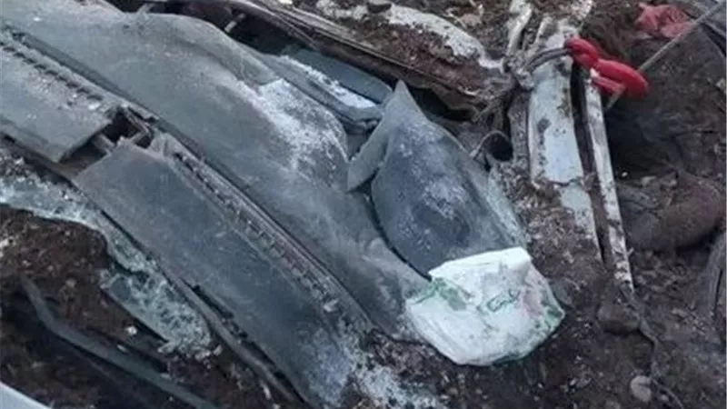 انقلاب تريلا قمامة فوق سيارة ملاكي ومصرع قائدها بالعبور 