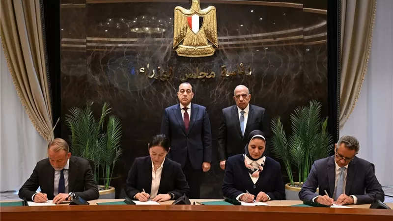 رئيس الوزراء يشهد مراسم توقيع عدد من اتفاقيات شراء الطاقة المتجددة