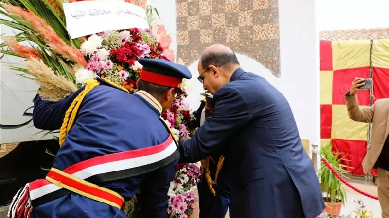 رئيس جامعة المنيا يُهنئ المحافظ ويُشارك في إكليل الزهور بالعيد القومي