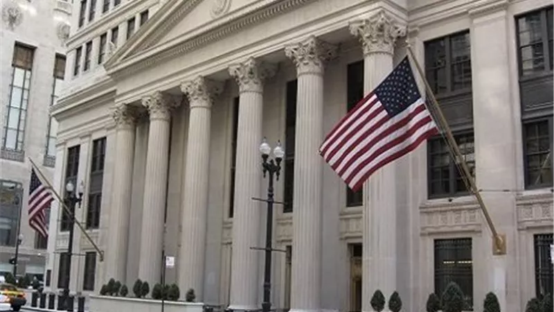 الاحتياطي الفيدرالي يثبت أسعار الفائدة مع ارتفاع النفط وتباطؤ سوق العمل