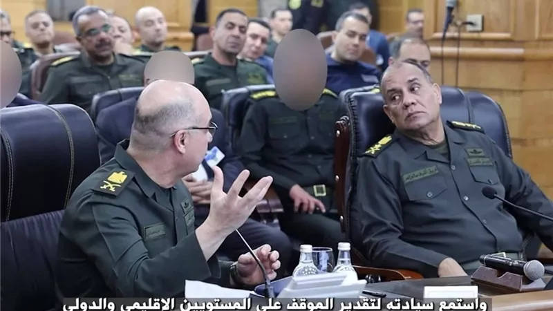 وزير الدفاع يتفقد هيئة الاستخبارات العسكرية ويشارك عناصرها وجبة الإفطار
