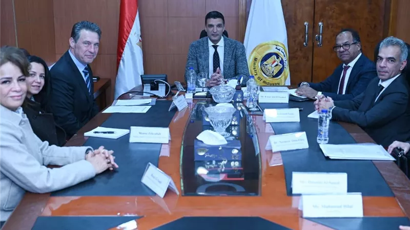 وزير الصناعة يؤكد أهمية التحول الأخضر ومواكبة آلية CBAM الأوروبية