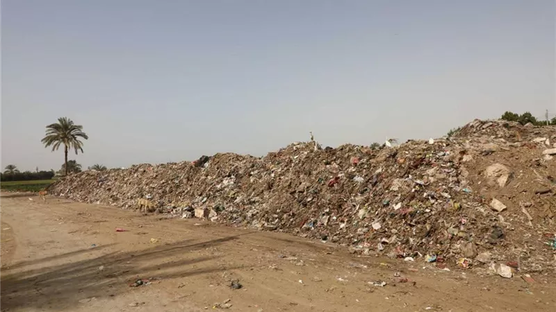 كدواني يوجه برفع القمامة المتراكمة لأكثر من 20 عامًا بقرية بني عبيد