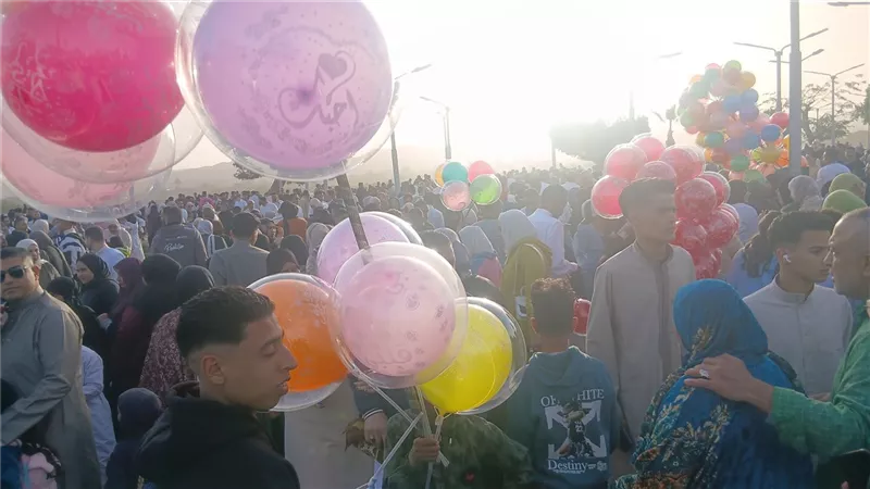 مع أول أيام عيد الفطر.. كورنيش النيل قبلة أهالي المنيا ومظاهر البهجة تملأ الشوارع