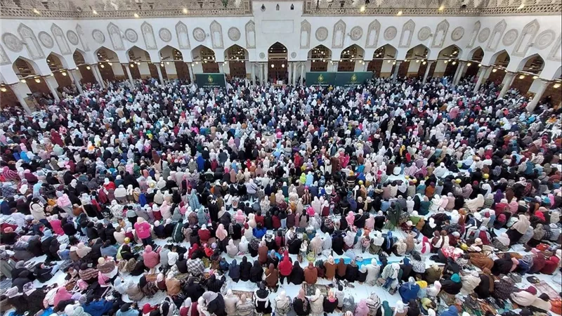 الجامع الأزهر يحتضن آلاف المصلين في صلاة عيد الفطر وسط أجواء روحانية مهيبة