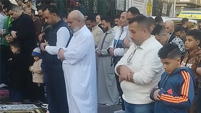 مشاهد إيمانية حاشدة في أول أيام عيد الفطر بالبحيرة 