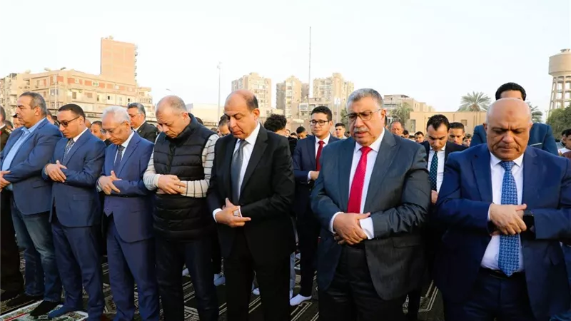محافظ المنيا يؤدي صلاة عيد الفطر بساحة مدرسة صفي الدين أبو شناف