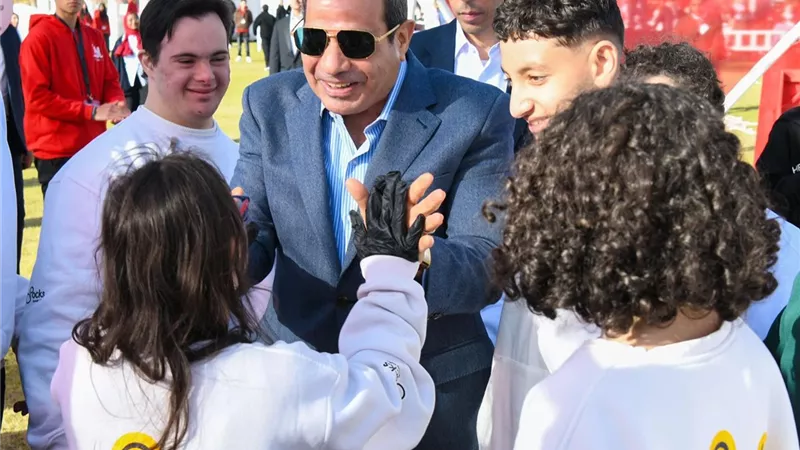 الرئيس السيسي خلال الاحتفال مع أسر الشهداء بعيد الفطر: ما تعيشه مصر اليوم من أمن واستقرار هو ثمرة تضحيات الشهداء والمصابين