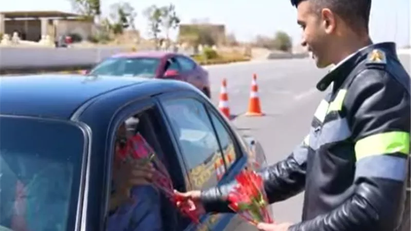 عيد الفطر في مصر.. رجال الشرطة يشاركون فرحة العيد بتوزيع الورود على المواطنين
