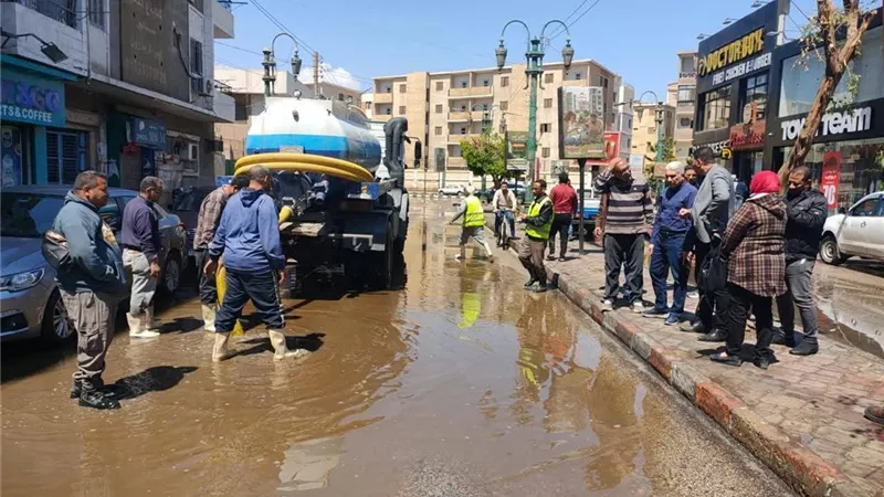 إزالة تجمعات مياه الأمطار بشوارع المنيا لتيسير الحركة المرورية