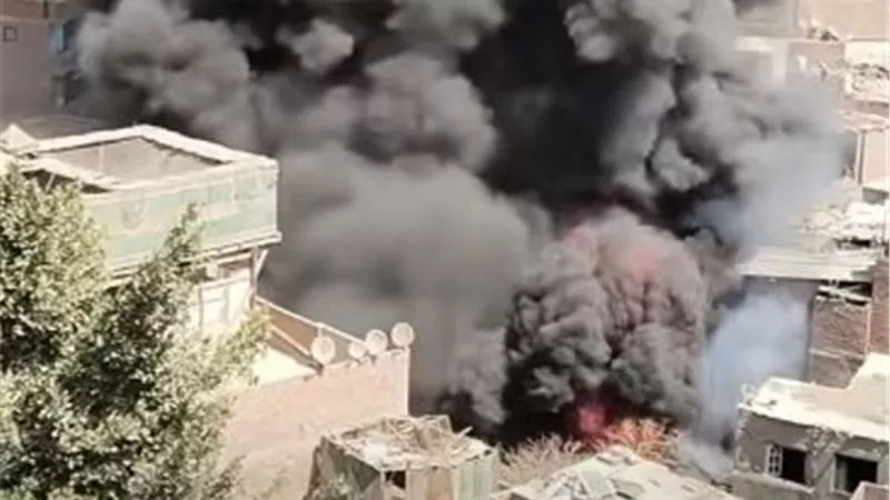 السيطرة على حريق مخزن خردة بمنشأة ناصر