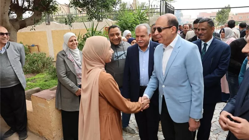 محافظ المنيا يتفقد انتظام العملية التعليمية بمدرسة بني أحمد الغربية الإعدادية