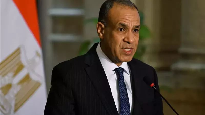 وزير الخارجية يبحث مع السفراء المتقاعدين محددات الموقف المصري من التطورات الإقليمية