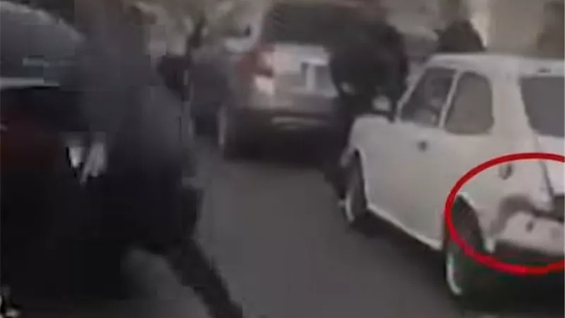 ضبط قائد سيارة عطل حركة المرور عمدًا وعرض حياة المواطنين للخطر بالنزهة 
