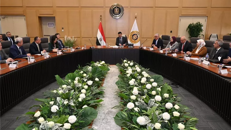 وزير الصناعة يبحث مع 