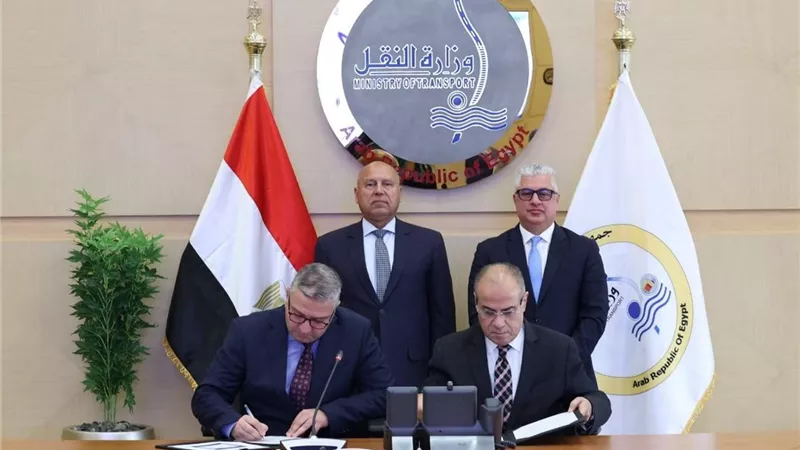 الوزير يشهد توقيعين بين شركة موانئ مصر البحرية والعامة للمنطقة الاقتصادية لقناة السويس