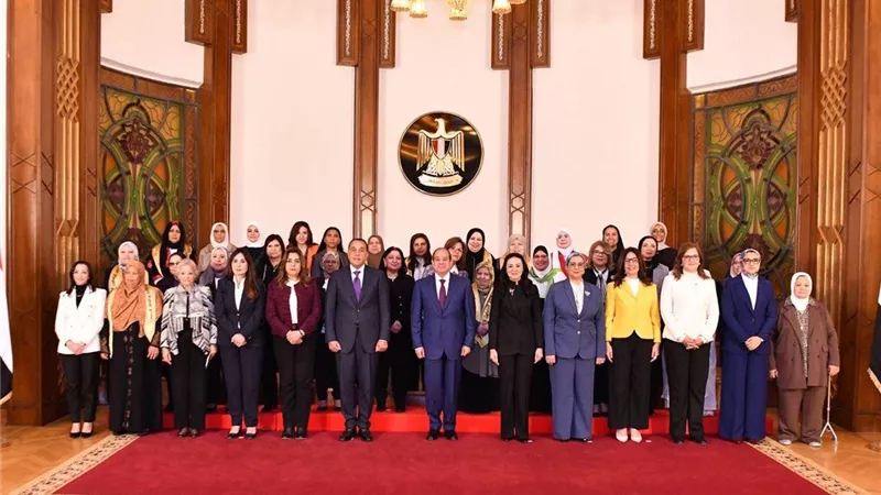 الرئيس السيسي: الأم المصرية هي أيقونة حضارتنا والمدرسة الأولى التي تنشئ الأجيال