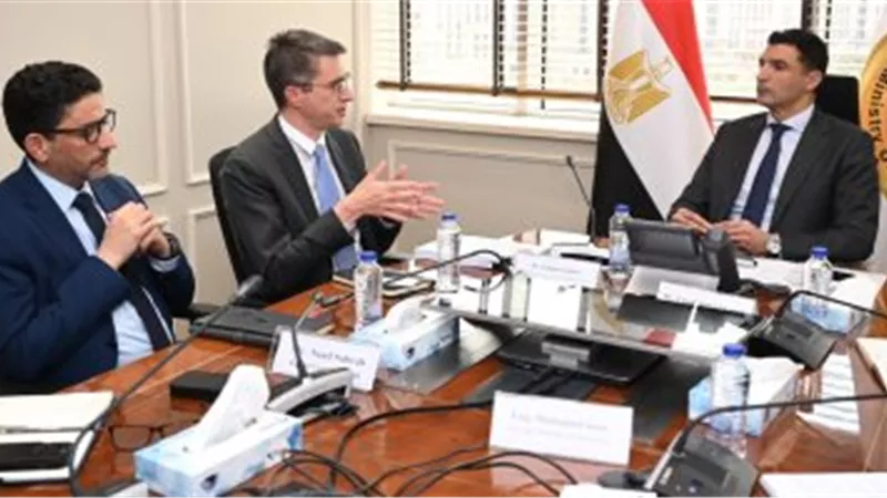 وزير الصناعة يبحث مع البنك الدولي سبل تعزيز التحول الأخضر ودعم المشروعات