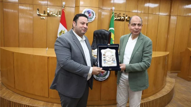 محافظ المنيا يكرم «شركاء الخير» ويمنحهم دروعا تقديرية دعما لموائد الرحمن
