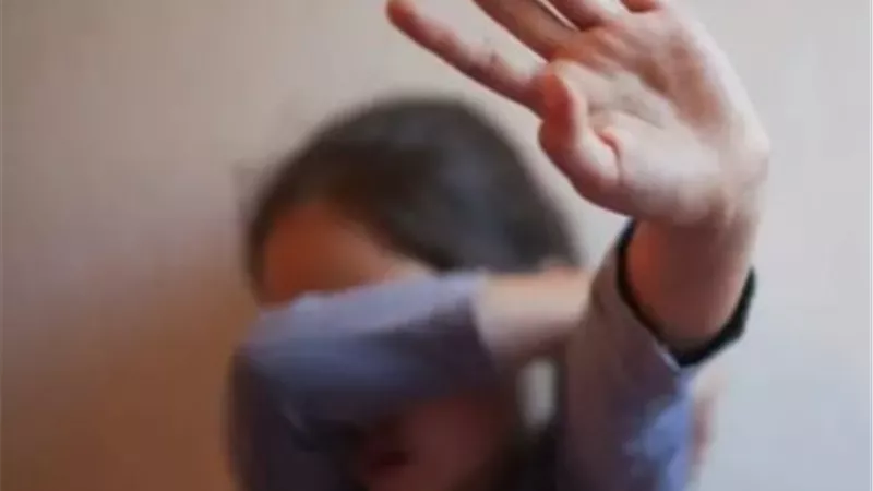 عمها اعتدى عليها بمساعدة زوجته.. قرار عاجل بشأن طفلة قنا