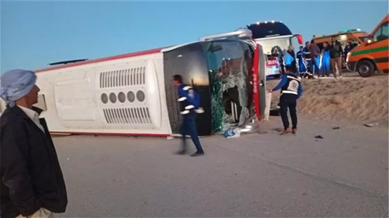 مصـرع شخصين وإصابة 23 آخرين في انقلاب أتوبيس بطريق القصير - مرسى علم