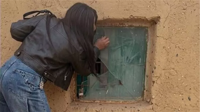 فتاة تسخر من الأموات في المقابر.. فيديو صادم يثير غضب المصريين