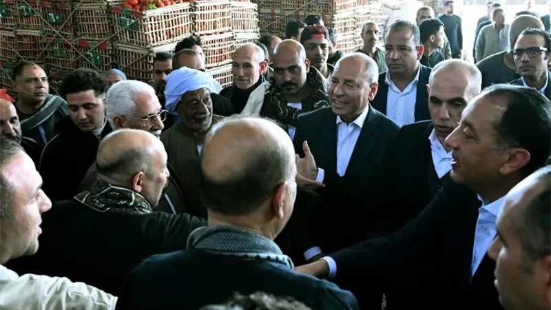 محافظ القاهرة: سوق العبور يعتمد على منظومة متكاملة لضبط الأسعار 