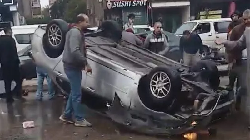 بسبب الطقس السيئ.. انقلاب سيارة أعلى محور حسب الله الكفراوي بالمعادى