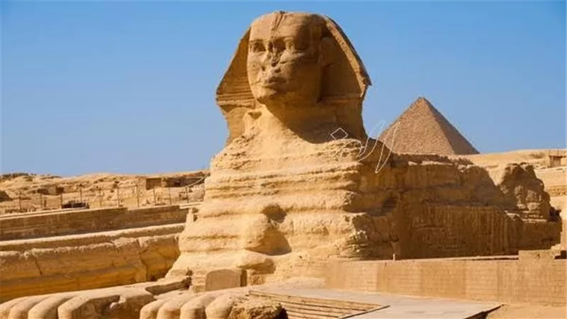 أبو الهول المجهول.. هل تخفي الجيزة تمثالًا ثانيًا؟ تصريحات صادمة من مدير المتحف
