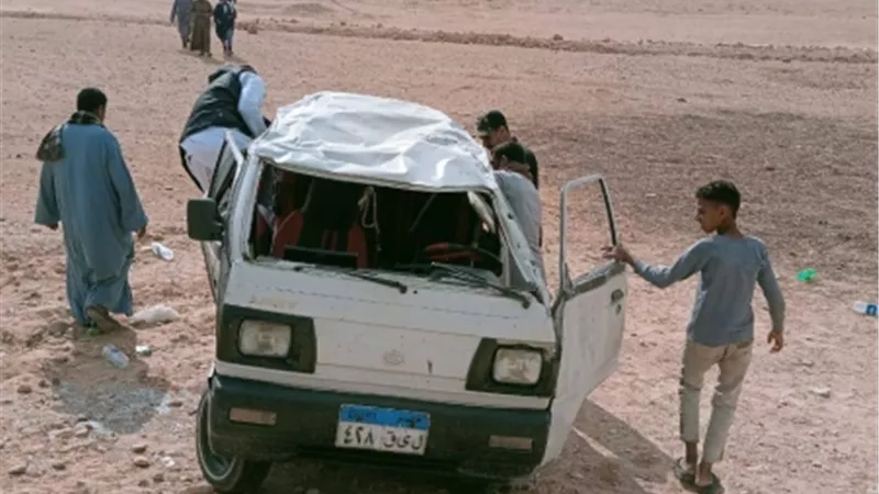 14 شخصًا بينهم سيدات.. ارتفاع عدد مصابي حادث انقلاب سيارة ميكروباص في قنا