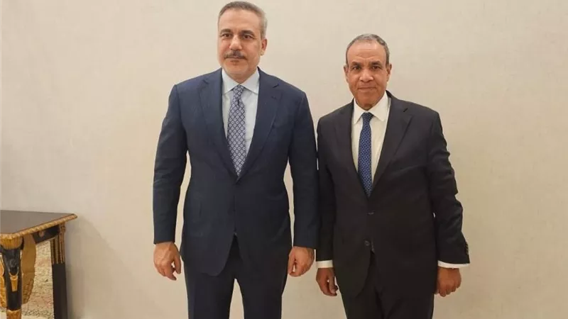 وزير الخارجية يلتقي نظيره التركي في إسلام آباد لبحث العلاقات الثنائية وتنسيق جهود خفض التصعيد