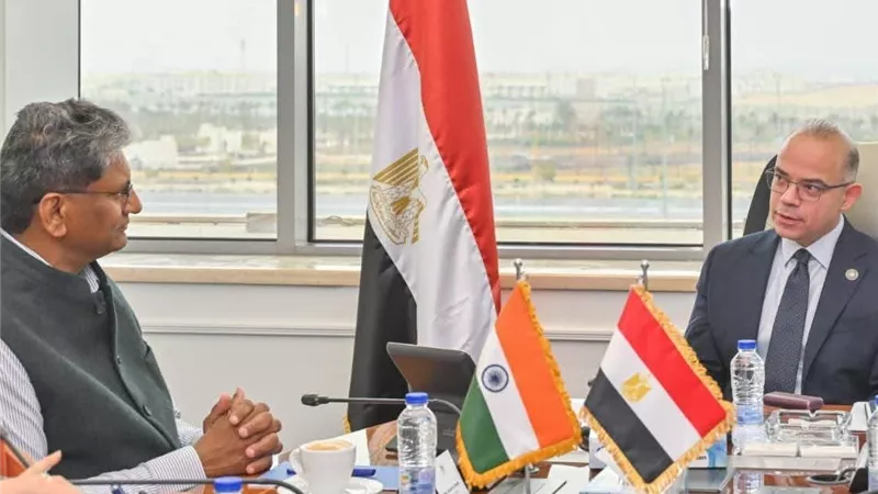 مباحثات بين وزير الاستثمار والسفير الهندي لزيادة التبادل التجاري وتعميق الشراكة 