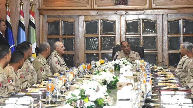 الفريق أشرف زاهر يلتقي مقاتلي الجيشين الثاني والثالث الميدانيين لتوحيد الرؤى حول الأمن القومي
