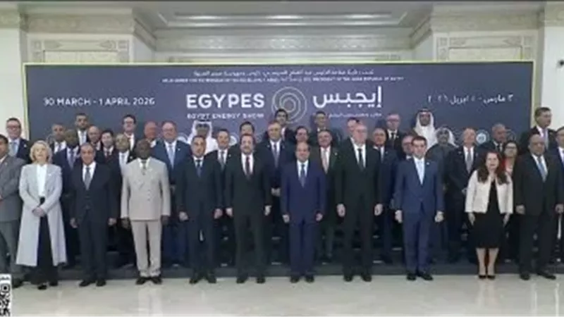 الرئيس السيسى يشارك فى صورة تذكارية مع المشاركين بمؤتمر مصر الدولى للطاقة