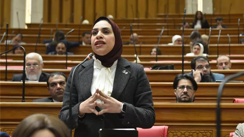 فاطمة عادل: الحكومة متساهلة مع سياسات الاقتراض الخارجي
