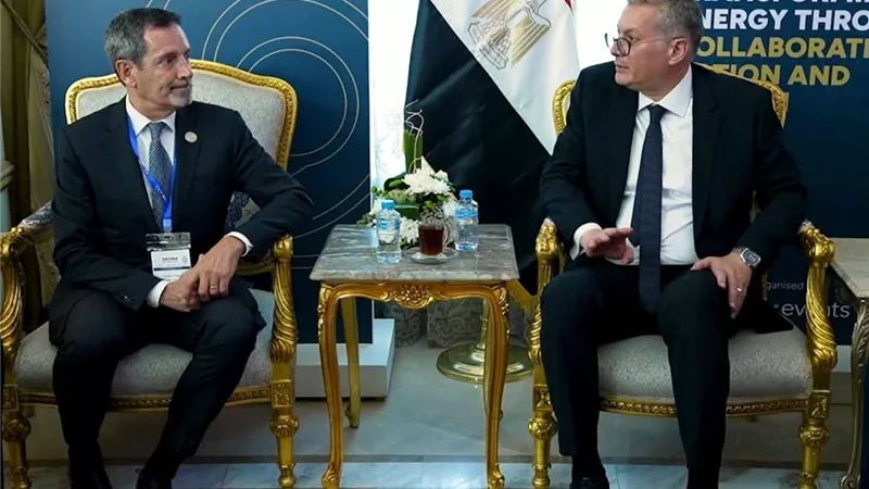 وزير البترول يبحث مع شلمبرجير تعزيز استخدام الحفر الأفقي لزيادة الإنتاج