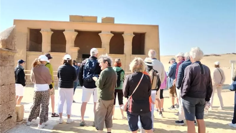 أفواج سياحية متعددة الجنسيات تزور المناطق الأثرية والسياحية بالمنيا