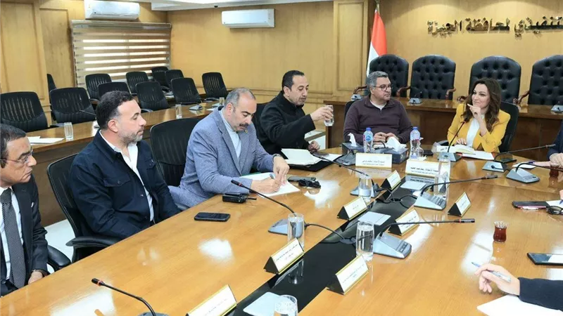نائب محافظ الجيزة تترأس لجنة بحث تطوير الخدمات بمنطقة حدائق الأهرام 