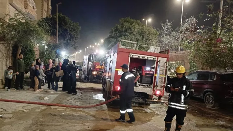 بالصور.. حريق هائل يلتهم محتويات شقة سكنية في هضبة الأهرام بالجيزة 