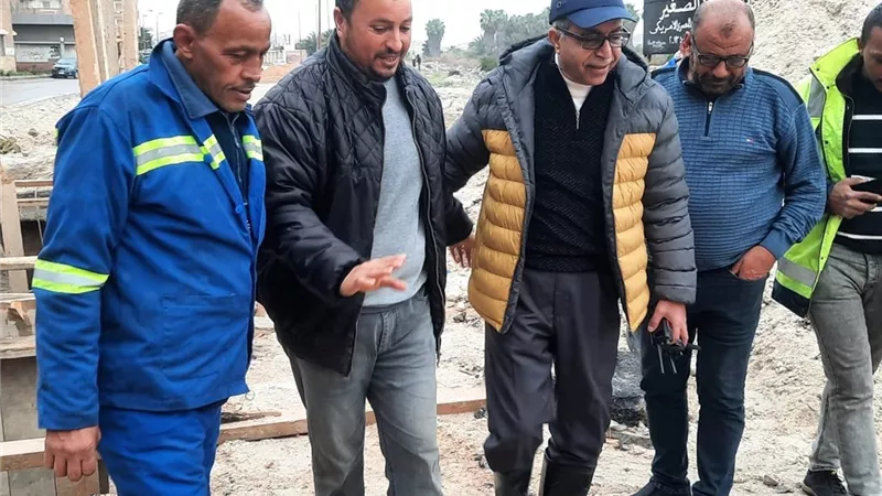 رئيس صرف الإسكندرية يتابع ميدانيًا شفط مياه الأمطار بالعجمي