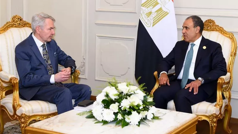 وزير الخارجية يلتقي بالمبعوث الشخصي للسكرتير العام للأمم المتحدة للسودان لبحث تطورات الأزمة السودانية