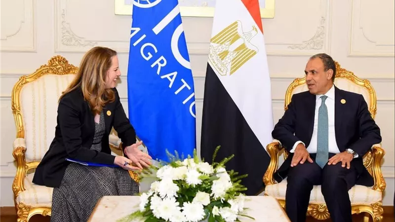 وزير الخارجية يبحث مع مديرة الهجرة الدولية تعزيز التعاون وإدارة ملف الهجرة