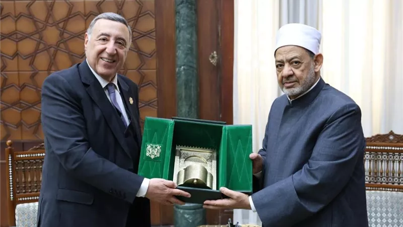 شيخ الأزهر يستقبل رئيس المحكمة الدستورية العليا في رسالة تضامن وطنية وإنسانية