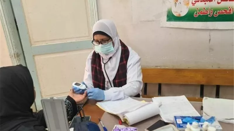 توقيع الكشف الطبي على 855 مريضًا خلال قافلة طبية في شبراخيت