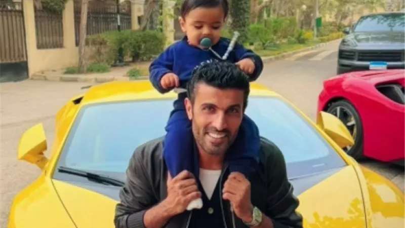 بسيارة فيراري.. محمد سامي يشارك لحظات طريفة مع ابن شقيقه 