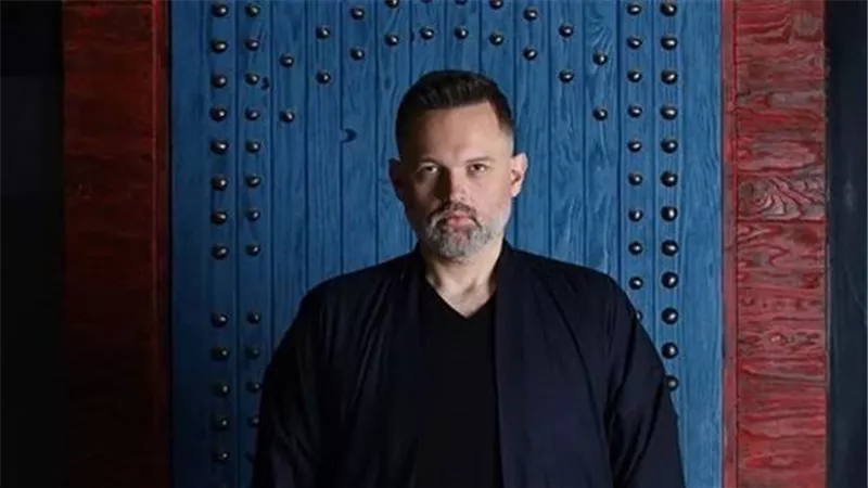 ماشي بعكاز.. محمد محمود عبد العزيز يطلب دعوات جمهوره بعد إصابته بوعكة صحية