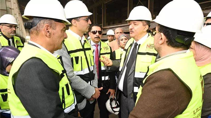 وزير الصناعة يتفقد مصانع الحديد والصلب بمحافظة السويس 